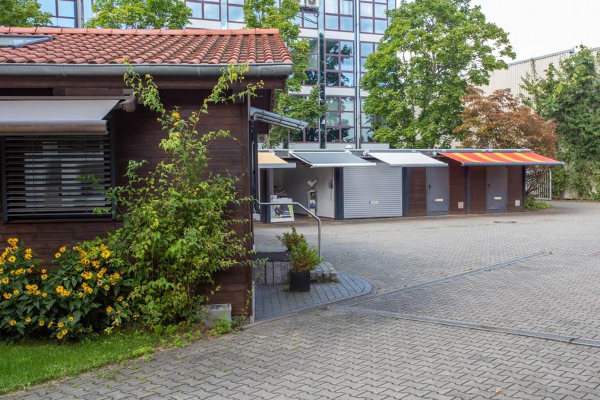 Ausstellung im Hof mit Markisen