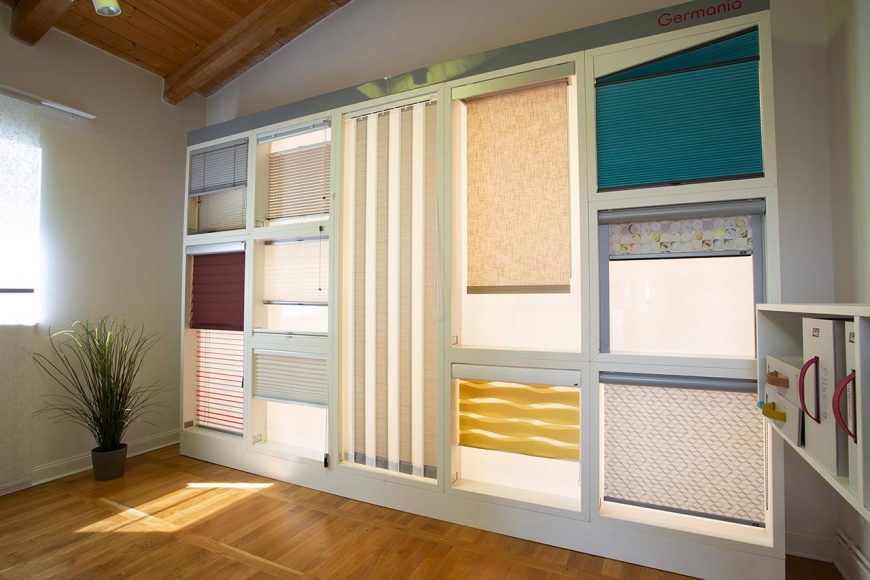 Ausstellungsraum mit hinterleuchteten Innenjalousien und Plissees