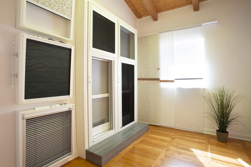 Ausstellungsraum mit Beispielen für Insektenschutz vor Fenstern