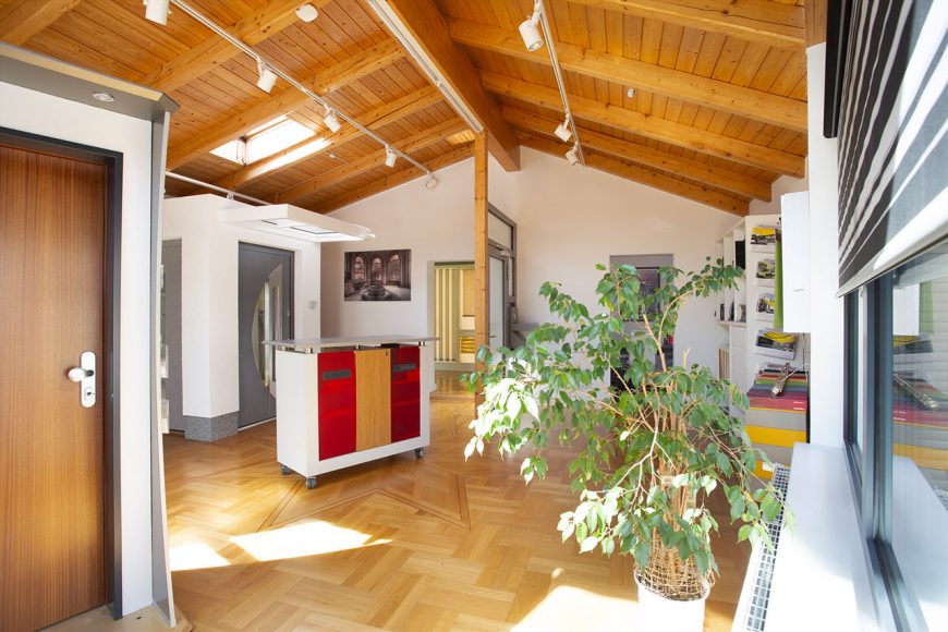 Ausstellungsraum mit Haustüren