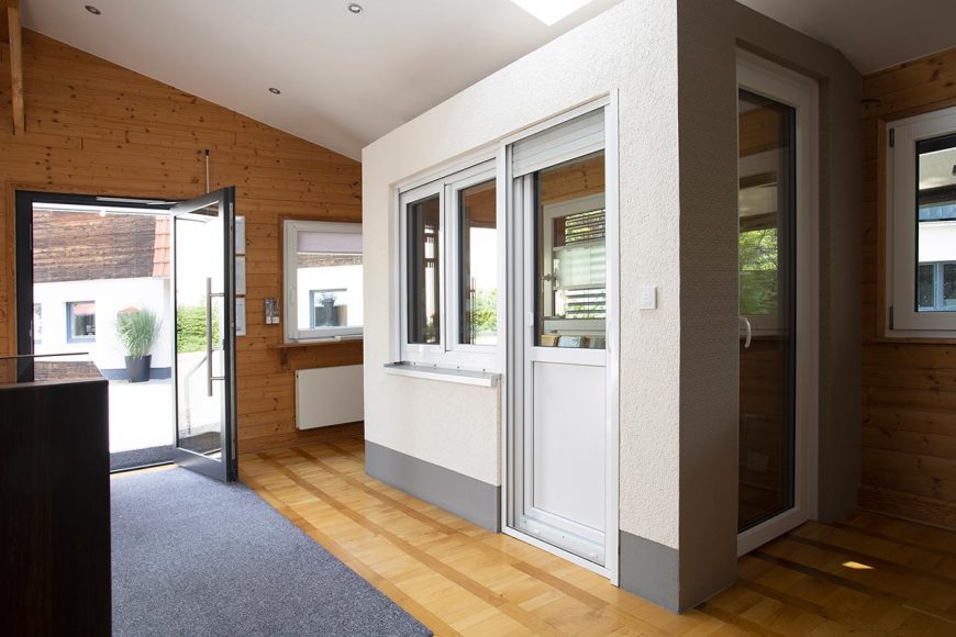 Ausstellungsraum mit Türen und Fenstern