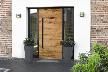 Edle Holz-Haustür im eingang eines modernen Hauses