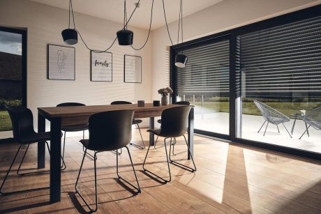 Schwarze Rollläden in einem großen Esszimmer