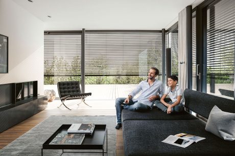 Raffstore in einem modernen Wohnzimmer