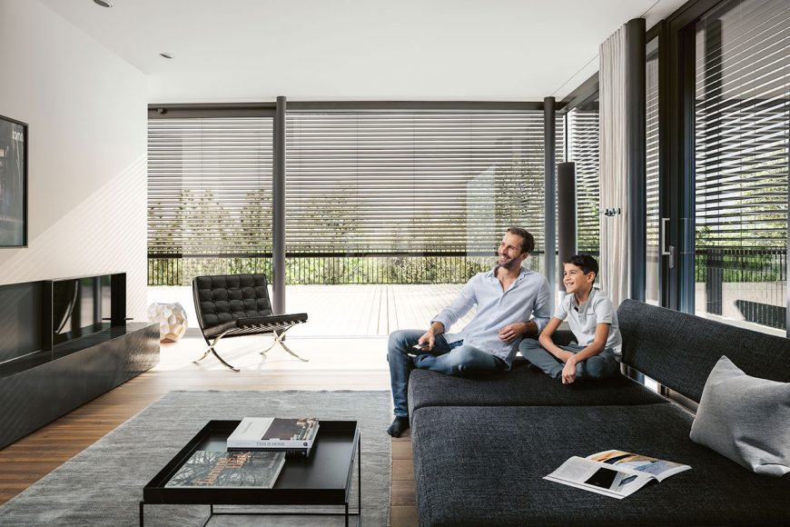 Raffstore in einem modernen Wohnzimmer