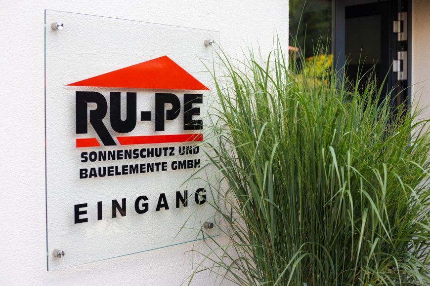 Firmenschild RU-PE am Eingang