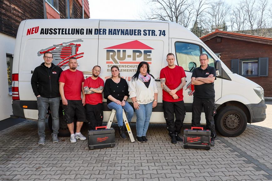 Team-Gruppenfoto vor einem RU-PE-Fahrzeug im Hof