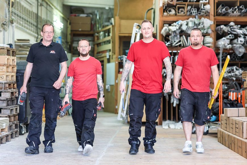 Mitarbeiter in einer Halle mit Material