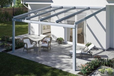 Gläsernes Terrassendach über einer Steinterrasse